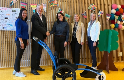 Frá afhendingu stólsins í Sjálandsskóla.